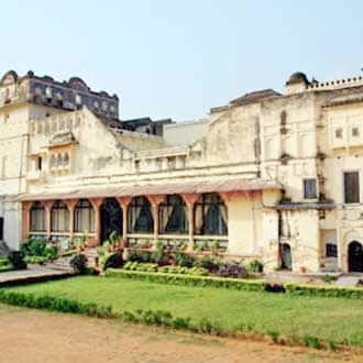 https://imgcld.yatra.com/ytimages/image/upload/t_hotel_yatra_city_desktop/v1464473732/Domestic Hotels/Hotels_Orchha/Hotel Sheesh Mahal (MPSTDC-MP-Tourism)/HO_UcxyvX.jpg